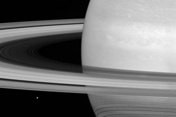 Зонд Cassini сфотографировал "Звезду смерти" возле Сатурна