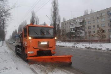 Кременчугские коммунальщики работают в усиленном режиме - засыпают город солью и песком (ФОТО)