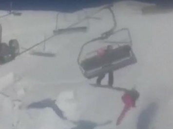 В сети набирает популярность опасный прыжок сноубордиста