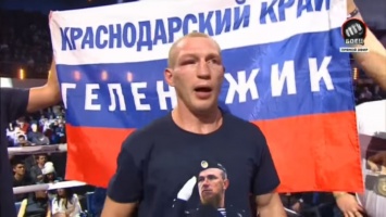 В России боксер после боя надел футболку с изображением "Моторолы" (ФОТО)