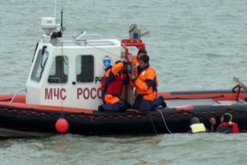 Крымские спасатели ведут поиск трех рыбаков, пропавших в Азовском море