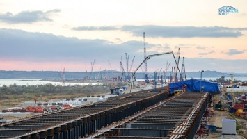 Севморзавод строит спецплавсредства для подъема арок Крымского моста
