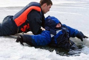 В Макеевке сотрудники МЧС спасли ребенка, провалившегося под лед