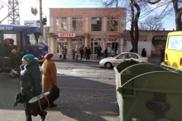 В Одессе трамвай боднул маршрутку: посыпалось стекло (ФОТО)