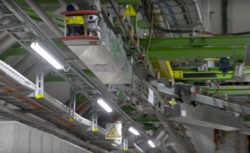 Роботы поддерживают работу "Большого адронного коллайдера" (ВИДЕО)