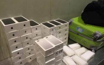 Львовские таможенники обнаружили контрабанду 413 мобильных телефонов iPhone