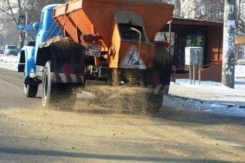 Коммунальщики в Макеевке посыпали более 90 км дорог