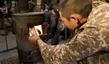 Украинские воины сжигают собственную одежду ради тепла