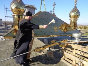 На кладбищенской часовне установили купола с крестами (фото)