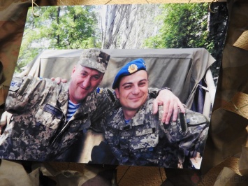 «И глаза молодых солдат с фотографий увядших глядят»: в Николаеве открылась фотовыставка о войне на Донбассе