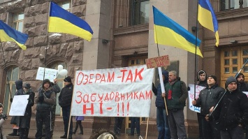 Возле Киевсовета митингуют против незаконных застроек