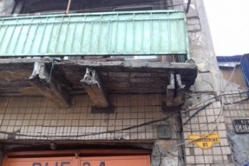 В центре Одессе нашли самый жуткий балкон: он вот-вот завалится (ФОТО)