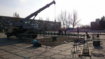 Центральную площадь Запорожья готовят к Новому году (ФОТО)