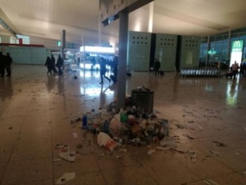 Аэропорт Барселоны превратили в свалку (фото)