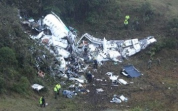 Самолет с футболистами рухнул в Колумбии, так как пролетел максимум, на который рассчитан