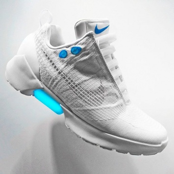 Компания Nike открыла продажи самозашнуровывающихся кроссовок