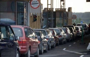 В очередях на границе с Польшей простаивает более 1300 автомобилей