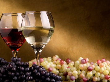 Ученые выяснили, что белое вино может спровоцировать рак кожи