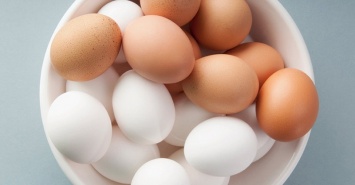 Вот чем в корне отличаются коричневые яйца от белых!