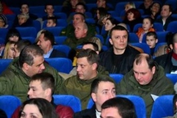 В кино с главарем "ДНР": зрителей обыскали, свет не выключали