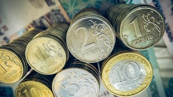 При открытии торгов рубль чуть вырос к доллару в пятницу
