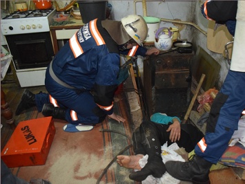В Николаеве спасатели помогли нетрезвой женщине, застрявшей в проеме между твердотопливным котлом и стеной
