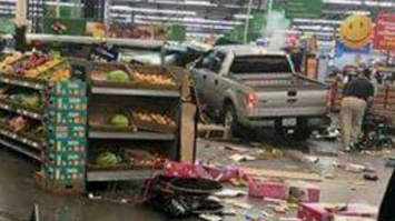 В США пикап протаранил витрину супермаркета, есть погибшие