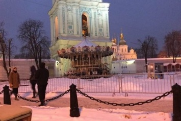 Жителей Киева возмутила новогодняя карусель возле святой Софии
