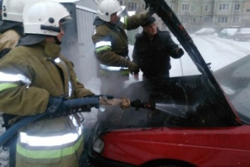 Полтавским спасателям удалось спасти пылающий автомобиль