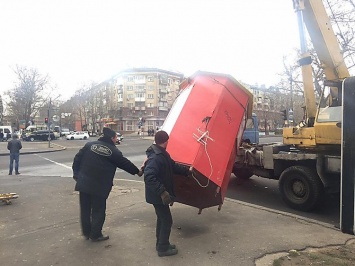 В Центральном районе Николаева сегодня демонтировали 6 незаконных конструкций