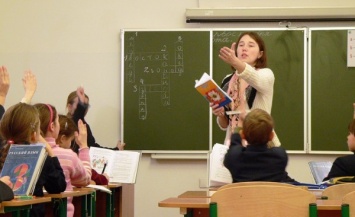 В Улан-Удэ школьники делали массаж учительнице английского языка за хорошие оценки