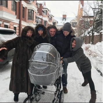 Ксения Собчак опубликовала фото с первой прогулки с малышом