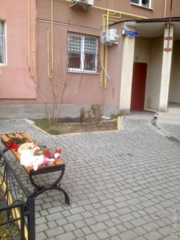 Одесситы приносят цветы и игрушки к подъезду дома, где погибла многодетная семья
