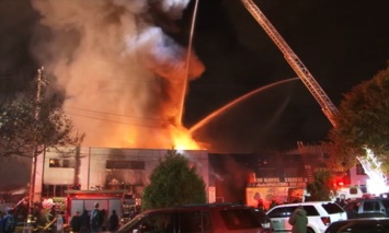 В ночном клубе Калифорнии заживо сгорели девять человек, остальные заблокированы в здании