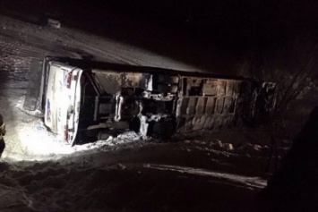 ДТП возле Каменского: перевернулся автобус с детьми, 1 человек погиб