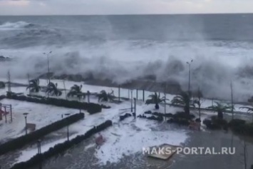 В Сочи бушует шторм: волнами затопило первые этажи гостиниц