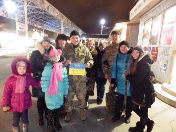 В Бердянске родственники и близкие встретили бойцов АТО