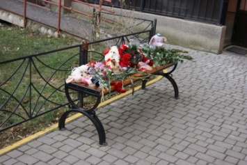К подъезду одесского дома, где на пожаре погибли пятеро детей несут цветы и игрушки (ФОТО)
