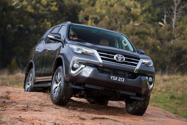 Внедорожник Toyota Fortuner вырос в размерах при смене поколений (ФОТО)