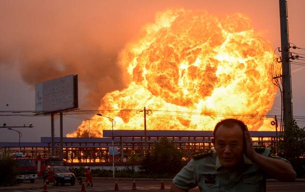 В Китае на нефтезаводе начался сильный пожар