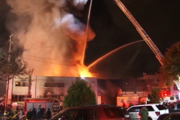 В результате пожара на рейв-вечеринке в Окленде погибли до 40 человек