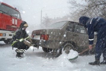 Запорожские спасатели из снежных заметов спасли 7 человек, в том числе и одного ребенка
