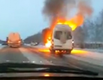 В Башкирии на трассе загорелся пассажирский автобус