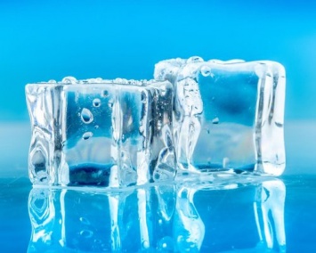 Ученые рассказали, почему поверхность льда влажная