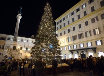 Valentino подарил Риму рождественскую елку