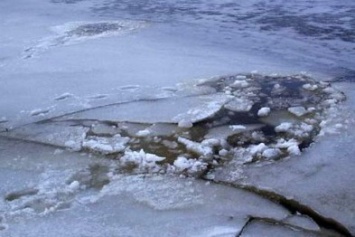 Житель Днепра провалился под лед