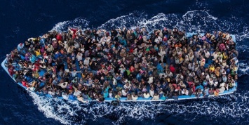 НКО обвинили в перевозе мигрантов в Европу под предлогом спасения утопающих