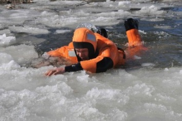 В Харьковской области рыбак провалился под лед: старика не спасли