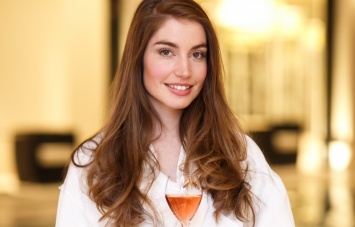 Красивая девушка в винном бизнесе: Каролин Фио