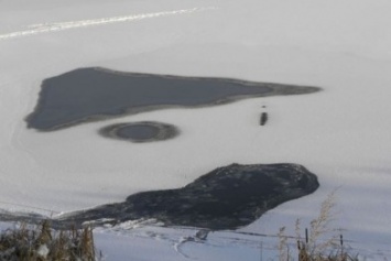 Черниговские пожарные спасли рыбака, провалившегося под лед